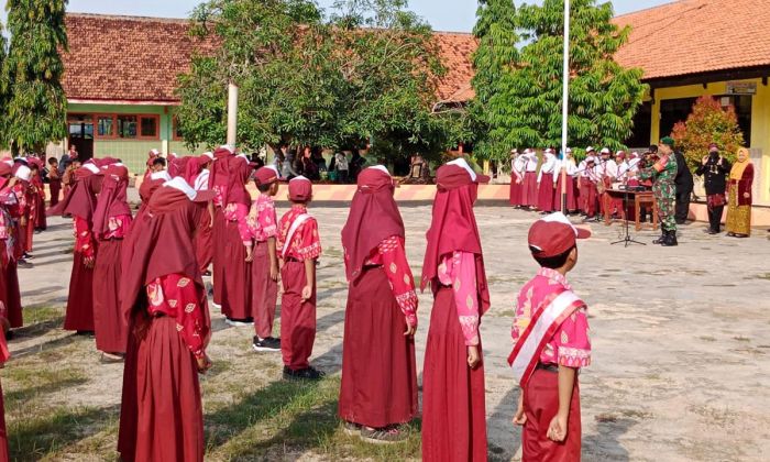 Babinsa Koramil 0827/15 Beri Semangat Siswa SDN Batuputih Laok II Babinsa Koramil 0827/15 Beri Semangat Siswa SDN Batuputih Laok II