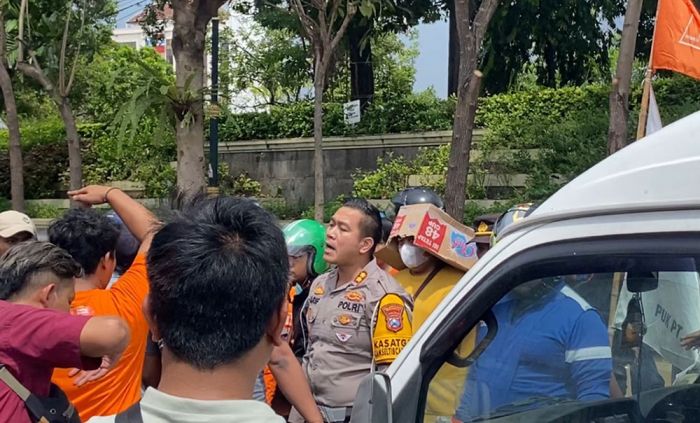 Demo Buruh Bikin Macet Jl Embong Malang dan Tugu Pahlawan, Kasatlantas Turun Tangan