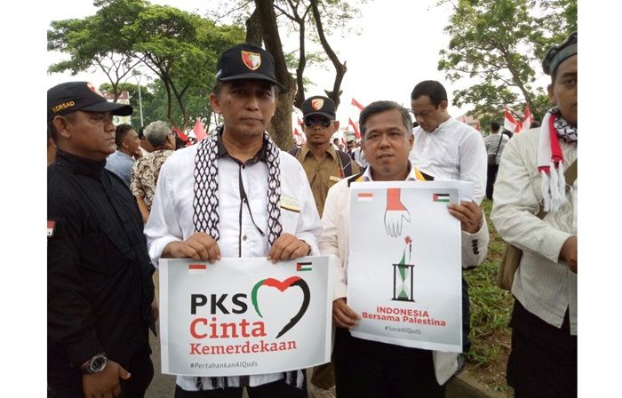 Tolak Yerusalem Jadi Ibukota Israel, Ribuan Massa PKS Jatim Demo Konjen AS Tolak Yerusalem Jadi Ibukota Israel, Ribuan Massa PKS Jatim Demo Konjen AS