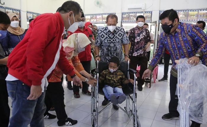 Wawali Armuji Serahkan Bantuan Kursi Roda kepada ABK Warga Sukolilo Wawali Armuji Serahkan Bantuan Kursi Roda kepada ABK Warga Sukolilo