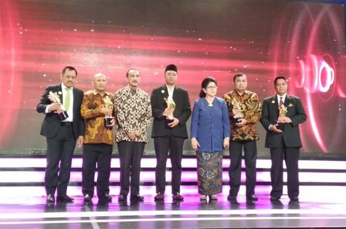Pakde Karwo Terima Penghargaan Anugerah Kencana Bidang KKBPK