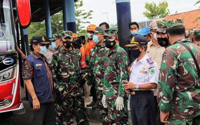 Pemkab Pamekasan Bersama Tim Korem 084/BJ Pantau Penerapan Prokes Covid-19 di Bumi Gerbang Salam Pemkab Pamekasan Bersama Tim Korem 084/BJ Pantau Penerapan Prokes Covid-19 di Bumi Gerbang Salam