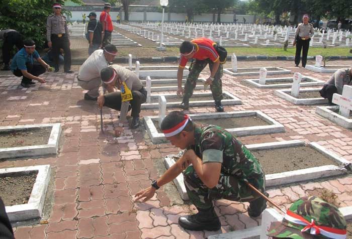 Polri dan TNI Kerja Bakti Gotong Royong Bersih-bersih Taman Makam Pahlawan Sidoarjo