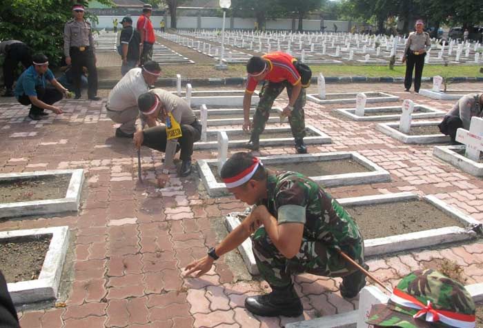 Polri dan TNI Kerja Bakti Gotong Royong Bersih-bersih Taman Makam Pahlawan Sidoarjo Polri dan TNI Kerja Bakti Gotong Royong Bersih-bersih Taman Makam Pahlawan Sidoarjo