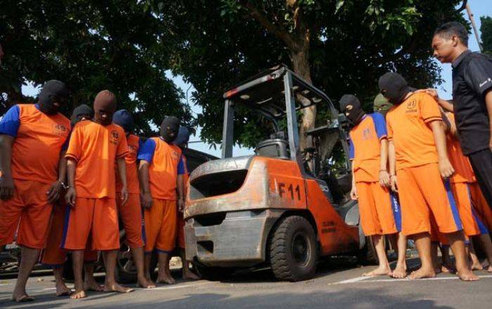 Sindikat Penjarah Kayu Lapis Pabrik di Jombang Dibekuk Sindikat Penjarah Kayu Lapis Pabrik di Jombang Dibekuk