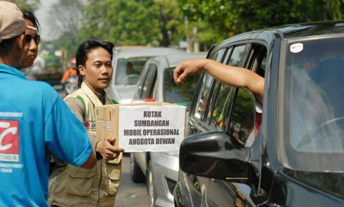 Warga Kumpulkan Koin untuk 