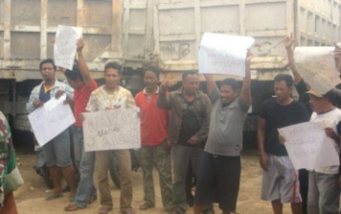 Gaji Kerap Dipangkas, Sopir Dump Truk di Tuban Demo