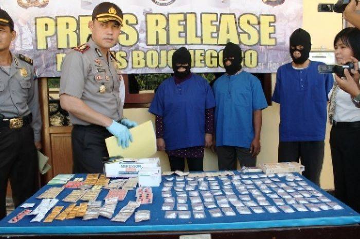 Tiga Pengedar Obat Daftar G dan Double L di Bojonegoro Diringkus Tiga Pengedar Obat Daftar G dan Double L di Bojonegoro Diringkus