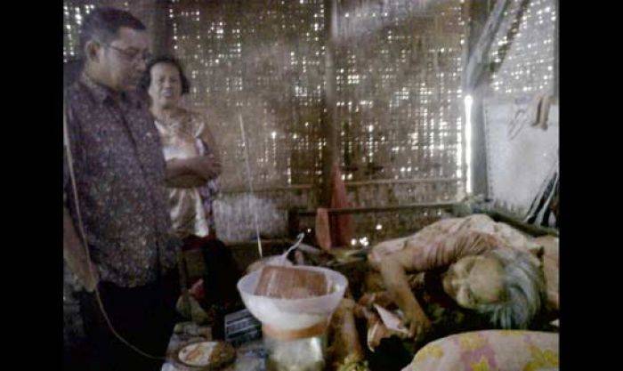 Bupati Tulungagung Blusukan ke Desa, Tinjau Janda Tua Sakit tak Terurus Bupati Tulungagung Blusukan ke Desa, Tinjau Janda Tua Sakit tak Terurus