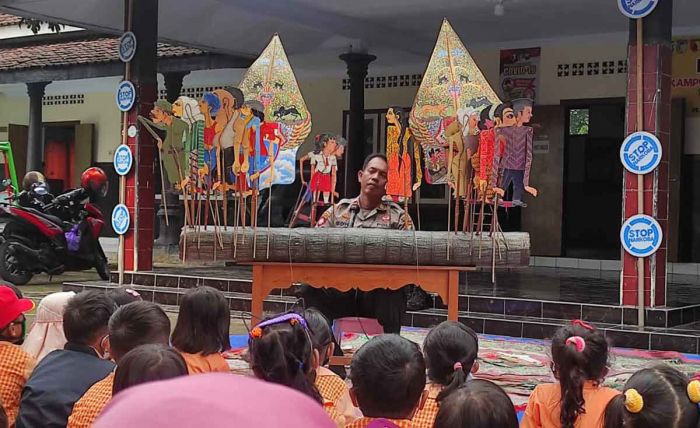 Sambut Hari Pahlawan, Kapolsek Pare Gelar Pentas Wayang Sambut Hari Pahlawan, Kapolsek Pare Gelar Pentas Wayang