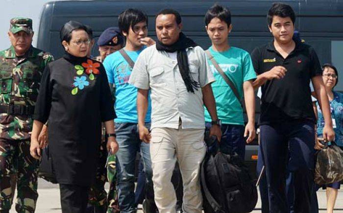 Pemerintah Bantah Tebus Empat Sandera Abu Sayyaf, Pangkostrad: Kami Jemput di Laut Pemerintah Bantah Tebus Empat Sandera Abu Sayyaf, Pangkostrad: Kami Jemput di Laut