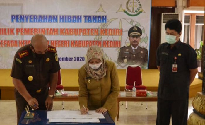 ​Pemkab Kediri Serahkan Hibah Tanah kepada Kejari