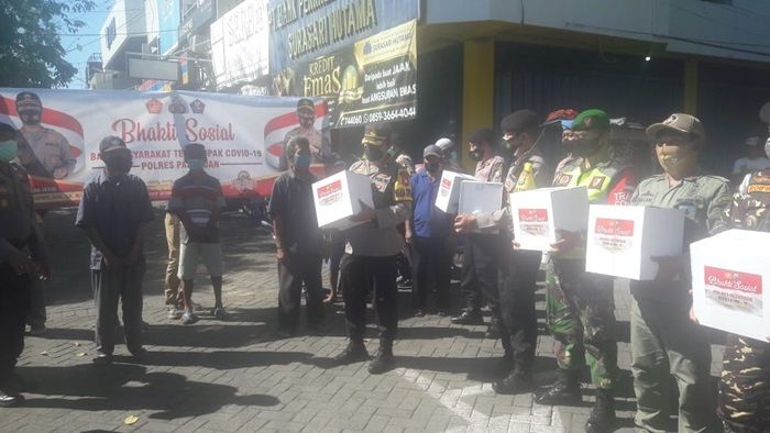 Polres Pasuruan Bersama Banser dan Relawan Bagikan Paket Sembako di Sekitar Plaza Bangil