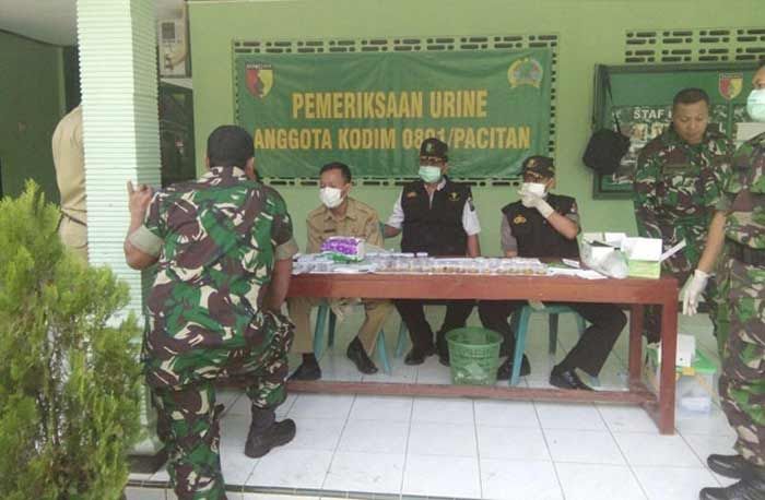 Puluhan Anggota Kodim 0801 Pacitan Jalani Tes Urine Puluhan Anggota Kodim 0801 Pacitan Jalani Tes Urine