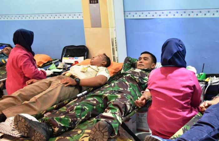 Ratusan Prajurit Koarmatim Ikuti Donor Darah Rutin Ratusan Prajurit Koarmatim Ikuti Donor Darah Rutin