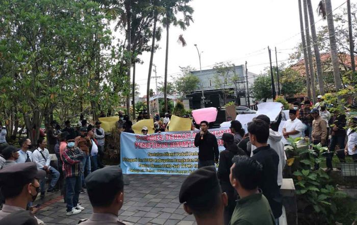 Tuding Penyelenggara Pilkades Langgar Aturan, Forum APP 51 Geruduk Kantor Bupati Bangkalan Tuding Penyelenggara Pilkades Langgar Aturan, Forum APP 51 Geruduk Kantor Bupati Bangkalan