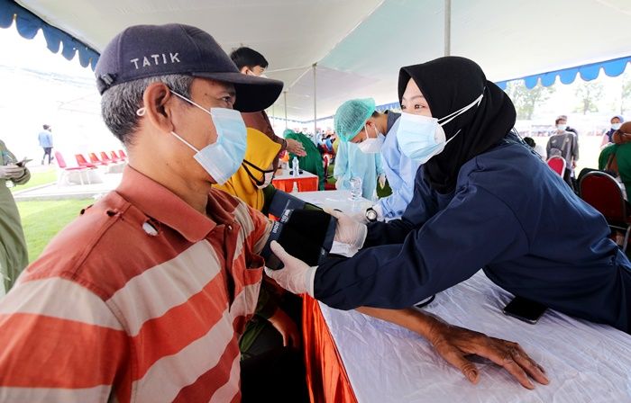 Siapkan Seribu Petugas, Vaksinasi Massal di Gelora 10 Nopember Targetkan 50 Ribu Sasaran per Hari Siapkan Seribu Petugas, Vaksinasi Massal di Gelora 10 Nopember Targetkan 50 Ribu Sasaran per Hari