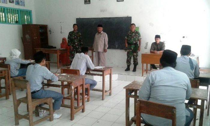 Babinsa Modung Gelorakan Wasbang di Ponpes Miftahul Ulum Al-Islamy