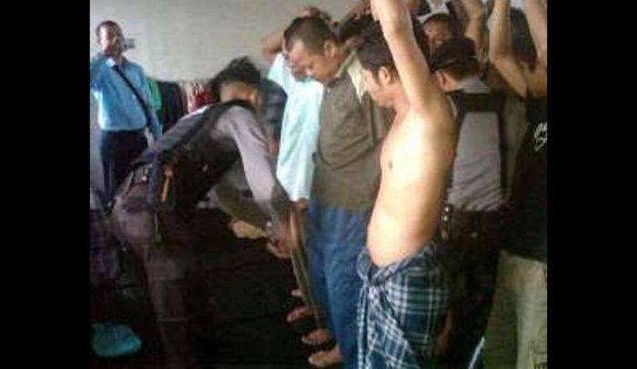 Polres Mojokerto Perketat Penjagaan Tahanan, Sholat hanya Bisa Pakai Celana Pendek Polres Mojokerto Perketat Penjagaan Tahanan, Sholat hanya Bisa Pakai Celana Pendek