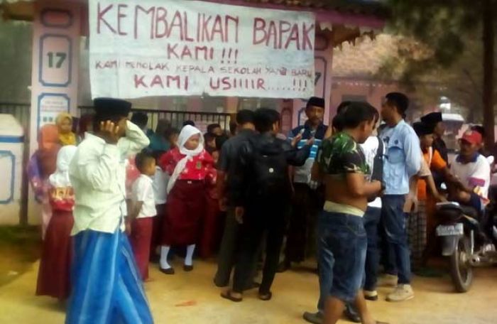 Lagi, Wali Siswa di Sumenep Demo Sekolah, Tolak Kepsek Baru Lagi, Wali Siswa di Sumenep Demo Sekolah, Tolak Kepsek Baru