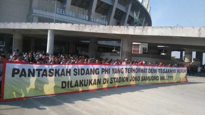 Hadiri Sidang, Ratusan Buruh PT Smelting Gresik Padati Stadion Gejos Hadiri Sidang, Ratusan Buruh PT Smelting Gresik Padati Stadion Gejos