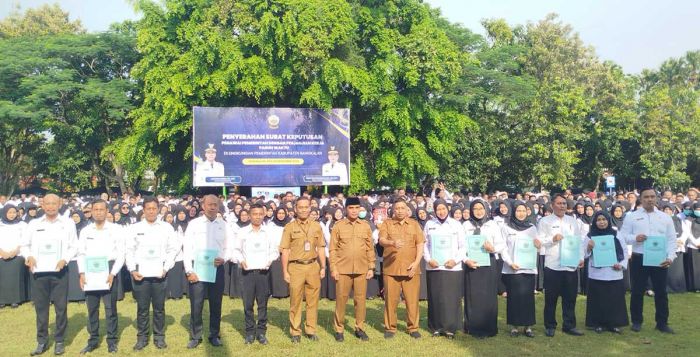 Bupati Bangkalan Serahkan SK PPPK Paruh Waktu, Rekrutmen Terbanyak se-Madura