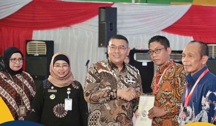 Wamen ATR/BPN Serahkan 1.571 Sertifikat Elektronik ke Warga Batang Wamen ATR/BPN Serahkan 1.571 Sertifikat Elektronik ke Warga Batang