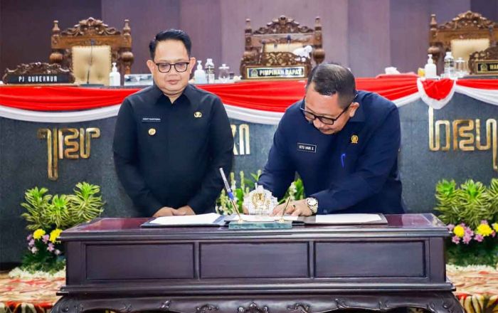 Perkuat Pilar Ekonomi Jawa Timur, Raperda Pelindungan dan Pemberdayaan KUMKM Diteken Perkuat Pilar Ekonomi Jawa Timur, Raperda Pelindungan dan Pemberdayaan KUMKM Diteken