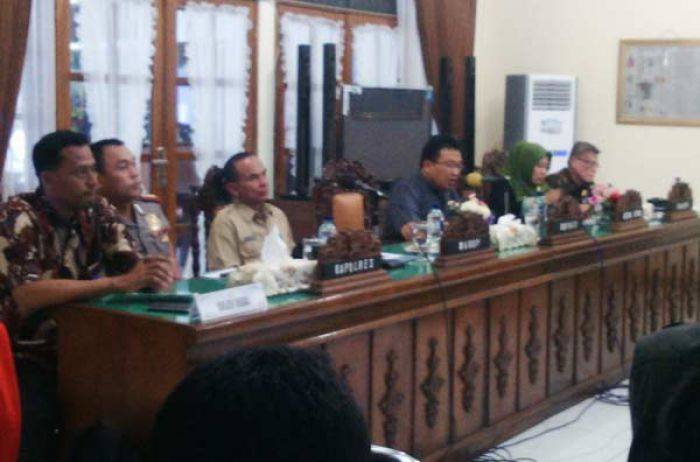 Dalami Penyebab Kerusuhan di Blok Cepu, Pemkab Bojonegoro Gelar Hearing dengan Beberapa Unsur Dalami Penyebab Kerusuhan di Blok Cepu, Pemkab Bojonegoro Gelar Hearing dengan Beberapa Unsur