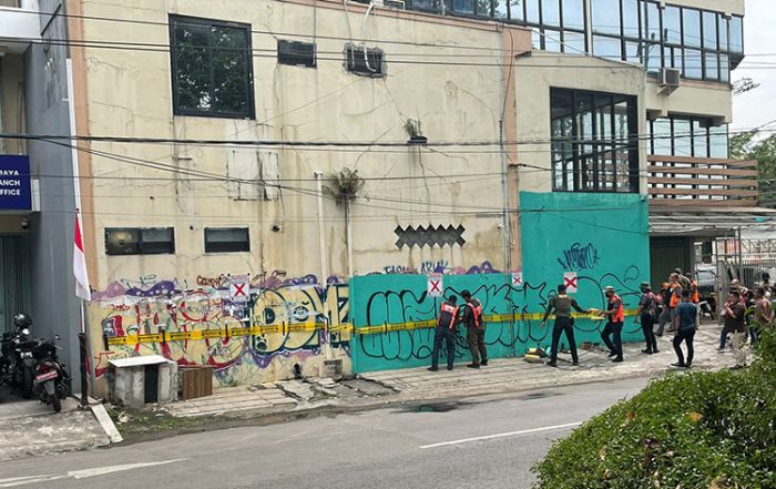 Memakan Badan Jalan, Satpol PP Kota Surabaya Segel Bangunan di Ngagel Jaya Memakan Badan Jalan, Satpol PP Kota Surabaya Segel Bangunan di Ngagel Jaya
