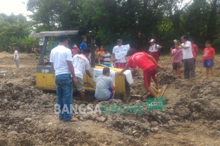 Diduga Tak Berizin, Warga Kalangsemanding Demo Desak Tutup Pembangunan Perumahan Diduga Tak Berizin, Warga Kalangsemanding Demo Desak Tutup Pembangunan Perumahan