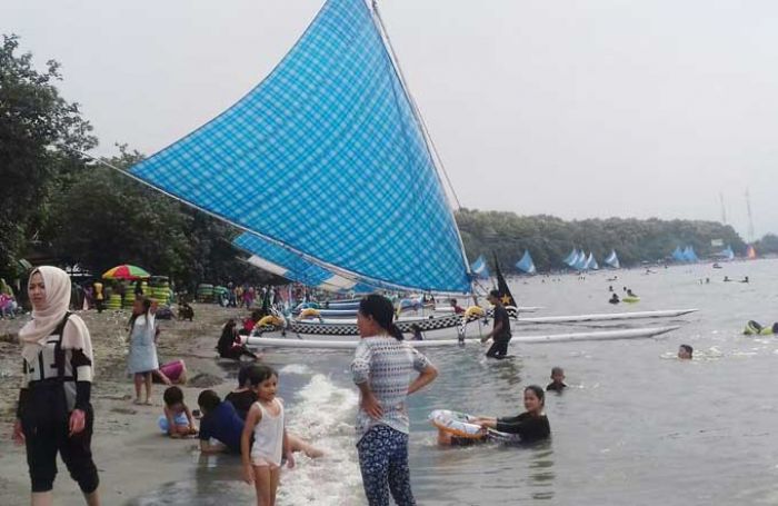 Libur Tahun Baru, Ribuan Wisatawan Padati Pasir Putih Situbondo Libur Tahun Baru, Ribuan Wisatawan Padati Pasir Putih Situbondo