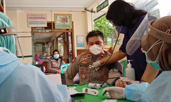 Hari Ini, 67 Personel Polsek Tandes Surabaya Lakukan Penyuntikan Vaksinasi Covid-19 Dosis Pertama