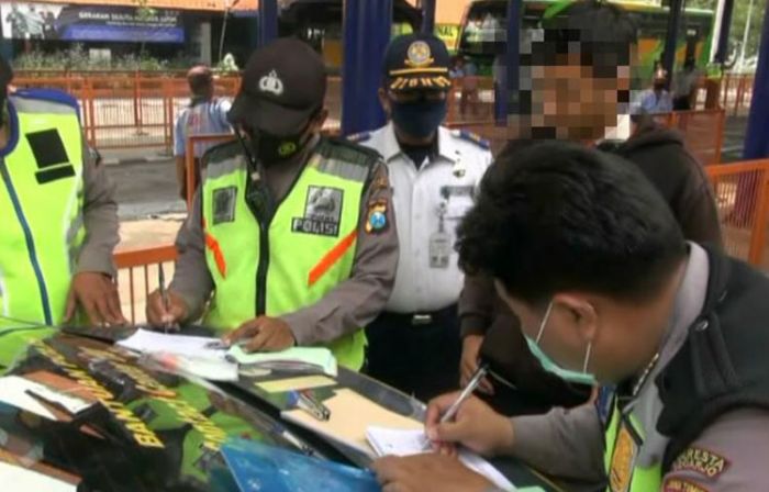 Satgas Covid-19 Gelar Operasi Yustisi di Terminal Purabaya, Kru dan Penumpang Bus Terjaring Razia