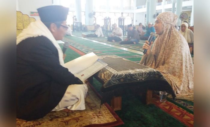 Tiap Bulan 10 Orang Masuk Islam di Masjid Nasional Al-Akbar Surabaya Tiap Bulan 10 Orang Masuk Islam di Masjid Nasional Al-Akbar Surabaya