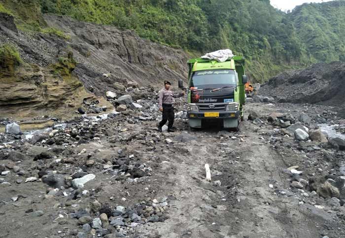 Terganjal Aturan, Tambang Pasir Liar di Aliran Lahar Gunung Kelud Susah Ditertibkan