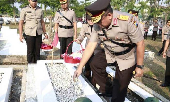 Kapolda Jatim Pimpin Upacara Ziarah Makam Pahlawan