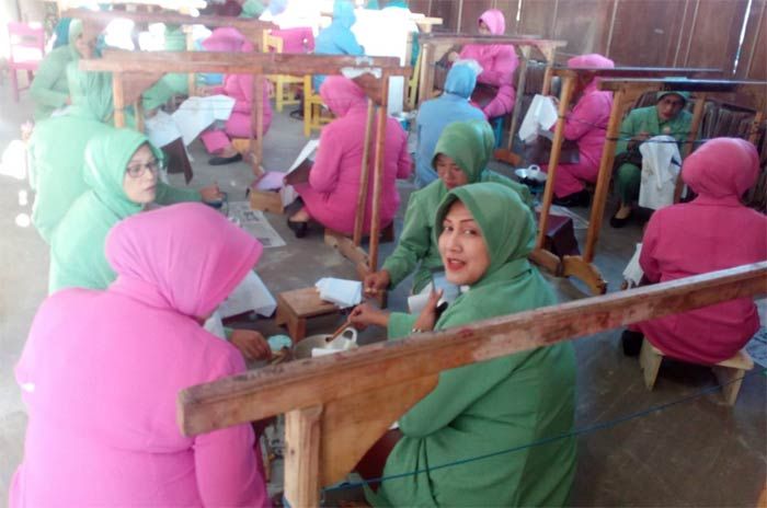 Meriahkan Hari Batik, Ibu-ibu Persit KCK Kodim 0801 dan Bhayangkari Polres Pacitan Belajar Membatik Meriahkan Hari Batik, Ibu-ibu Persit KCK Kodim 0801 dan Bhayangkari Polres Pacitan Belajar Membatik