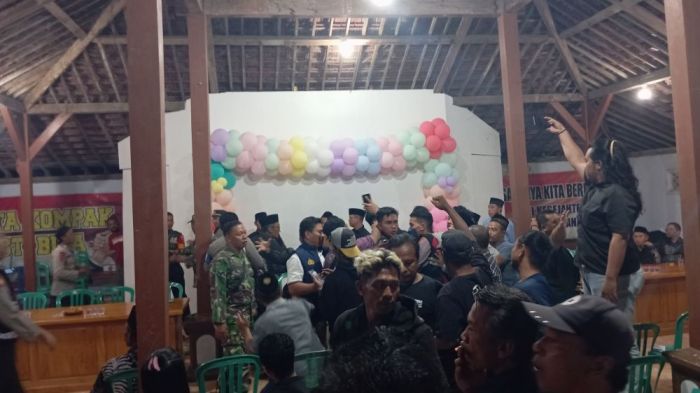 Kasi Pemdes Hendak Nikahi Istri Siri yang Tengah Hamil, Kantor Desa di Blitar Digeruduk Massa Kasi Pemdes Hendak Nikahi Istri Siri yang Tengah Hamil, Kantor Desa di Blitar Digeruduk Massa