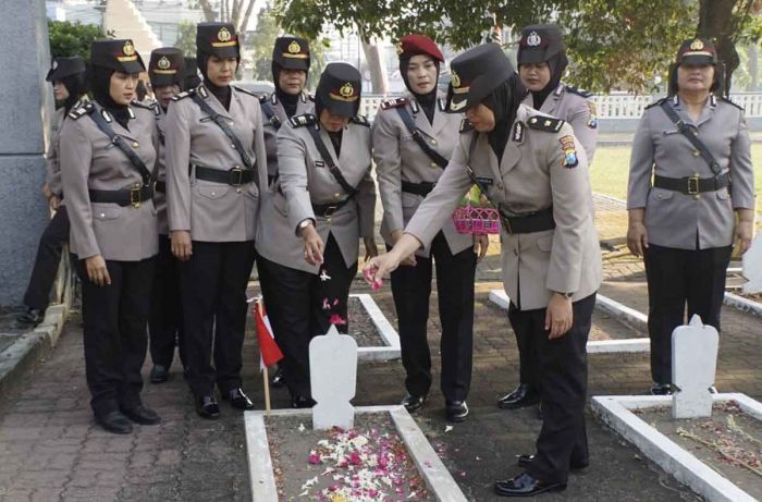 Polwan Polresta Sidoarjo Ziarah ke TMP Kusuma Bangsa Polwan Polresta Sidoarjo Ziarah ke TMP Kusuma Bangsa