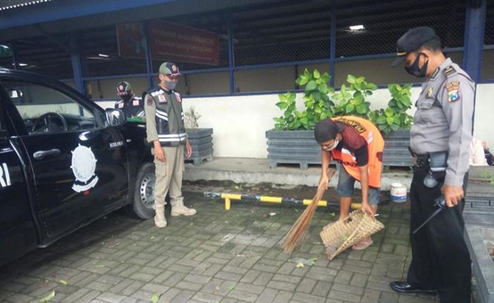 Satpol PP Kota Kediri Bersama Polsek Kota Gelar Operasi Gabungan, Jaring Dua Pelanggar Prokes