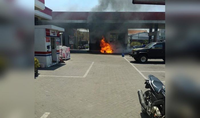 Usai Isi Bensin, Vespa Terbakar di SPBU Jenggolo Usai Isi Bensin, Vespa Terbakar di SPBU Jenggolo