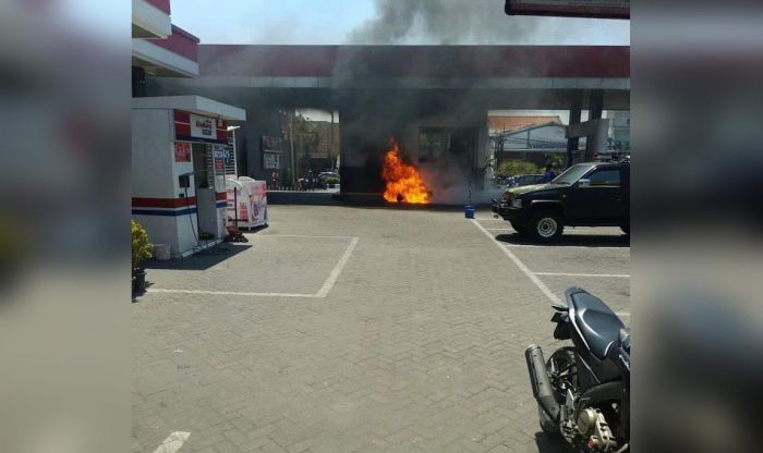 Usai Isi Bensin, Vespa Terbakar di SPBU Jenggolo