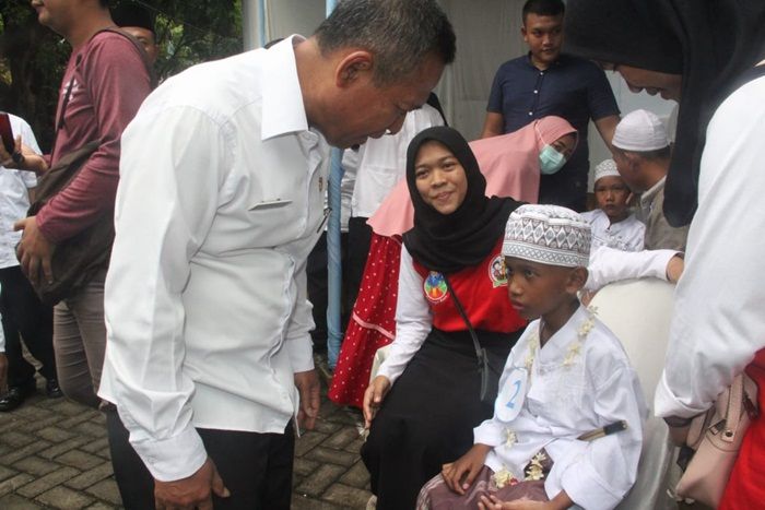 Hadiri Khitanan Massal dan Santunan Anak Yatim, Sekdakot Pasuruan Apresiasi PDAM