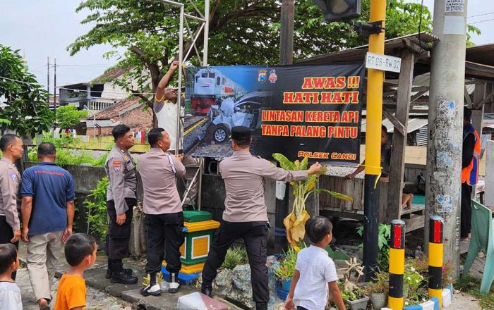 Polisi Pasang Spanduk Imbauan di Perlintasan Kereta Api Tak Berpalang Polisi Pasang Spanduk Imbauan di Perlintasan Kereta Api Tak Berpalang