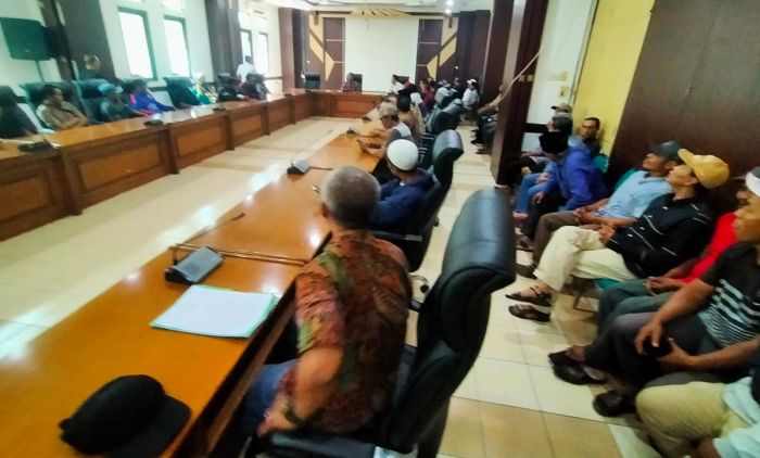 Protes Hasil Ujian, Bacakades dan Pendukungnya Geruduk Kantor DPRD Pasuruan Protes Hasil Ujian, Bacakades dan Pendukungnya Geruduk Kantor DPRD Pasuruan