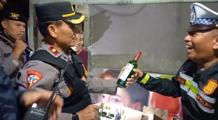 Patroli Gabungan Polres Jombang Amankan 7 Pemuda Pesta Miras dan 160 Botol Minuman Patroli Gabungan Polres Jombang Amankan 7 Pemuda Pesta Miras dan 160 Botol Minuman