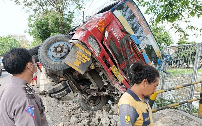 Rem Blong, Trailer Terguling Menimpa Pipa Gas di Jalan Raya Bakalan Sidoarjo Rem Blong, Trailer Terguling Menimpa Pipa Gas di Jalan Raya Bakalan Sidoarjo