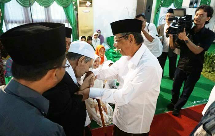 "Ngumpulke Balungpisah Warga NU", Mbah Moen Cium Tangan Kiai Hasyim Muzadi "Ngumpulke Balungpisah Warga NU", Mbah Moen Cium Tangan Kiai Hasyim Muzadi