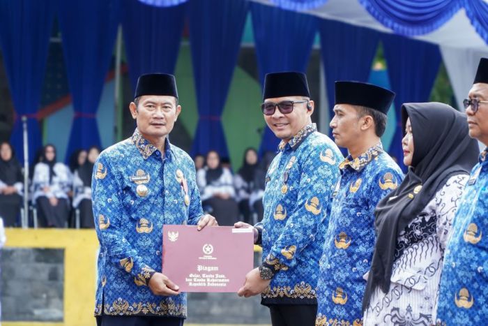 Upacara Peringatan HUT Korpri, PGRI dan HGN 2025, Bupati Lamongan Tekankan Profesionalisme ASN